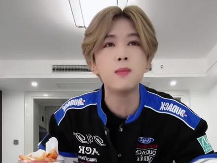 昨晚凌达乐带货膳小丫无骨鸡爪,28.9到手一大罐两斤装真的太划算了!#超好吃的酸辣无骨鸡爪 #网红鸡爪 #酸辣柠檬鸡爪 #凌达乐 #零食