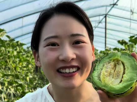 甜瓜正确吃法!不要在傻乎乎的削皮挖瓤啦
#甜瓜 #新鲜水果 #应季水果 #夏季美食 #很香的瓜