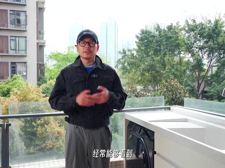 拒绝封阳台,解决【洗衣机布局】难题 洗衣机|家电|电器|家政间|家庭清洁|家居|布局|洗衣区|家居布置|装修|家装
每一个温馨舒适的家,都离不开巧妙的空间布局。今天跟大家分享一个让家更美好的秘密:
🏠|你家洗衣机还放在客厅?赶紧来看看这个超实用的阳台洗衣区布置方案!
🔍|我家的洗衣机是巧妙地安排在生活阳台。果断选择不封阳台,设置独立洗衣工作台,把洗衣机、洗手盆、洗涤用品完美收纳。这样客厅不会有违和感,还能享受阳光美景!
💡|不止是美观清爽,这样的布置超级实用!洗衣柜可以收纳洗涤用品,洗抹布、拖鞋、修剪花草都能在这里完成,彻底隔离脏乱,室内永远整洁如新。
✨|实测:最近给父母装修新房,特意定制了阳台洗衣区。安装了一台洗衣机,智能精准控温,功能强大,超级适合老年人使用!
一起来看看这个实用又高级的阳台洗衣区布置方案吧!
#宝藏生活家企划 #洗衣机 #阳台布置 #家政间 #洗衣机柜