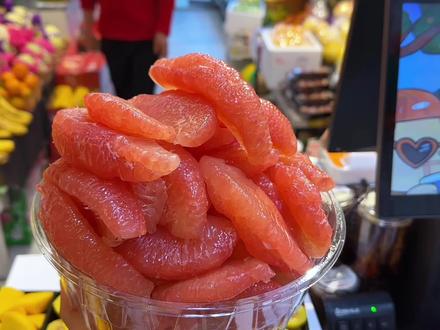 这个水果拼盘你猜多少钱?做完拼盘开始理货,又是元气满满的一天 #水果拼盘 #水果店创业 #水果陈列