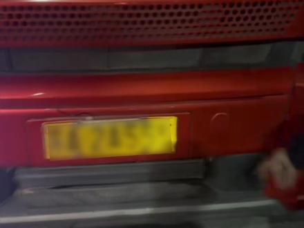 耍小聪明利用灯光遮号牌 罚!记 9 分!司机:这是我的号牌“氛围灯”。(记者:何思洋 编辑:庄芳 校对:方金友 审核:刘青元 审签:王小明)