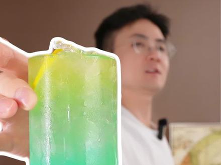 夏日微醺特调 | 海岛日落🌇
夏天当然要配冰冰凉凉的鸡尾酒啦!
配方:
1️⃣杯中加满冰块
2️⃣先倒入蓝橙力娇酒10ml
3️⃣水溶c七分满
4️⃣雪克杯加入伏特加30ml、鲜橙汁50ml
5️⃣加冰 shake shake~
6️⃣酒液补满
酒蒙子快去喝!真的巨清爽巨出片!!
#调酒日记 #调酒 #家庭调酒 #鸡尾酒 #调酒教程