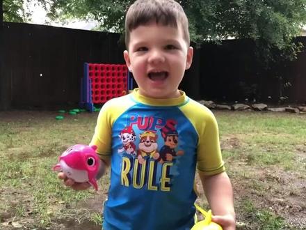 Day48 油管亲子英语启蒙|雨天踩水坑的快乐 💡本期重点表达|Key Expressions
1. Muddy puddles 泥水坑
2. Pouring 倾盆大雨
3. Splash 溅起水花/踩水声
🧸常用地道表达 + 万N句型:
1. Get muddy 弄得一身泥/弄脏了
2. Get wet 淋湿/弄湿
3. What do you got on? 你穿了什么?—— 口语中常用 got on 表示穿着
✍️育儿笔记|Parenting Notes
【雨天的自由 — 感官探索的力量】
✅允许“弄脏”的自由: 妈妈没有因为 "get muddy" 而说孩子
允许孩子弄脏衣服和双手,其实是允许孩子全心全意地探索世界,有助于培养好奇心
....
更多📚启蒙干货+育儿笔记📒在自己原创整理的英语启蒙语料库中哦👇👇(看主页简介)
🙋🏻♀️我在这里拆解海外真实的亲子英语场景,也记录自己的育儿思考
欢迎同频的你,共同成长🌱
#亲子英语 #英语启蒙 #幼儿英语启蒙 #实用英语 #生活英语