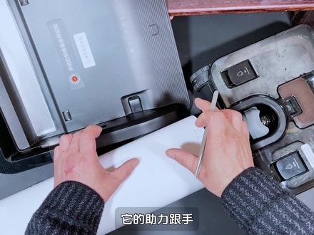 友望云朵蒸汽洗地机拆解:我把热路、水路、电路全翻出来 友望云朵蒸汽洗地机拆解:蒸汽+热水是不是噱头?我把热路、水路、电路全翻出来
试用篇讲的是“好不好用”,拆解篇我们讲“为什么好用”。
这台云朵蒸汽版我已经完全拆散:电池与BMS如何应对大功率负载、供电树怎么分域,主控与拖头控制如何分工通讯;热水/蒸汽的加热锅与温控链路怎么走,三路蠕动泵+三通阀如何把清水、清洁液和加热供水精细分配;基站端的充电与市电烘干控制如何隔离与保护。最后再给出优缺点与长期使用关注点,一次讲透。
兄弟们,喜欢这种硬核测拆内容的,别忘了点赞、收藏、投币、关注,测是为了了解,拆是为了真相!#友望云朵洗地机 #蒸汽洗地机 #洗地机 #洗地机测评 #拆解