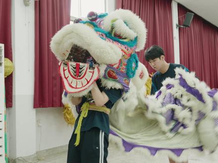 🇰🇷女生放学练习舞狮 老师奖励“金色腰带”? 狮头是女生,狮尾是男生,练习单双脚上腿
#舞狮 #醒狮文化#韩国汉城华侨中学 #韩国初中留学 #韩国高中留学
【更多韩国汉城华侨中学的校园日常,请关注xhs📕@延禧洞放课后 】