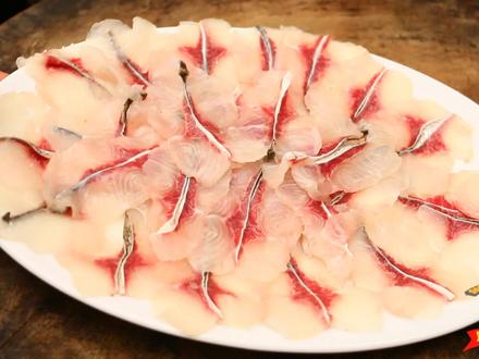 大厨制作“双飞蝴蝶”生鱼片,成本不到20元,一份可卖88元