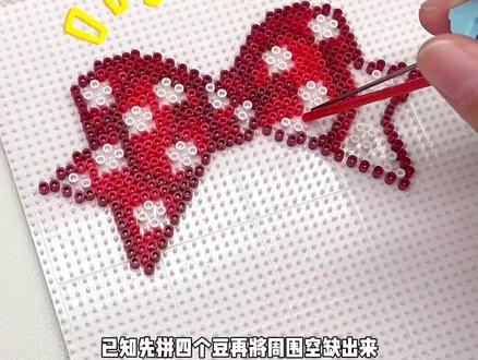 ☝️圆形拼豆的玩法我悟了! 小波点@蛋挞卷卷 ,自嘲熊图纸🍠@麻酱拌面,珍珠小子图纸🍠@脆香米🐟,珍珠奶茶图纸🍠@爱拼才会赢(chun拼版)接🥚
#拼豆 #拼豆豆 #拼豆图纸 #珍珠小子 #手工