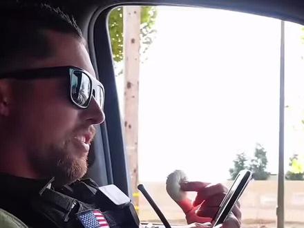 有趣的警察局长😂 哈哈哈哈哈😂