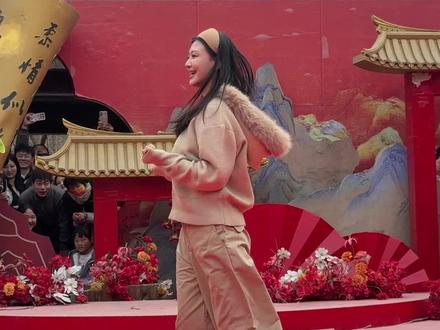 慕七七和老嫂子斗舞完整版#万岁山武侠城 #万岁山老嫂子 #万岁山老嫂子斗舞 #万岁山沉浸式体验互动封神 #总要去一趟开封吧