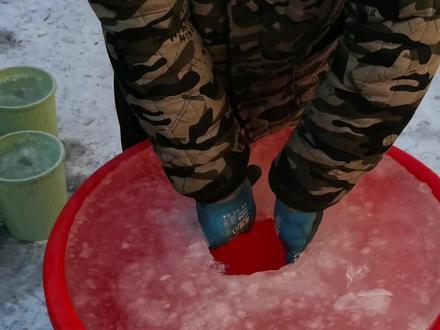 南方的小伙伴,冰灯制作过程揭秘啦,解答你们的疑问#冰雕雪雕 #北方冬天南方冬天 #高手在民间 #我的乡村生活