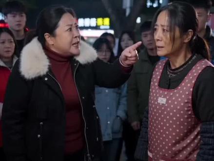 4月13日,重庆一名高三女生以打电话、参加网考为借口,骗取平时关照自己的校门口麻辣烫摊主阿姨的手机,带入考场作弊。
考试中手机闹铃三次响起,作弊当场被监考老师发现。
女生未认错,反而回家以死相逼向家长施压。
其家长不教育女儿、不反思家教,反而冲到摊位,逼迫无辜摊主下跪道歉;摊主担心女生出事,无奈含冤下跪,家长仍不依不饶、当众吵闹。#潜力出圈 #讨论 #教育正能量