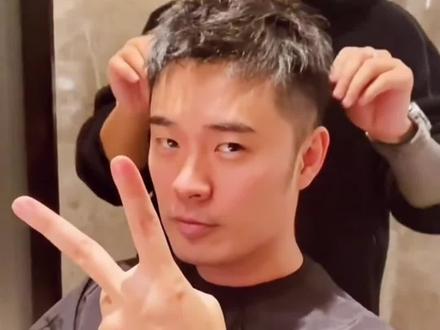 塑形短款斜刺✅
简单时尚好打理@DOU+小助手 #温州男士设计发型塞文 #男士发型改造 #男士造型 #同城热门 #同城 #男士烫发 #男士短发