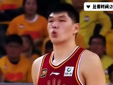 广东宏远早报!胡明轩自宣伤情,徐杰深夜表态,麦考尔复出更新 北京时间12月25日,广东宏远在取得五连胜后迎来难得的几天休息时间,不过战火很快重燃,广东将在周五晚上主场迎战山东男篮。下面介绍广东今天最新消息!胡明轩方面,在接受记者采访时他自宣了伤病情况。小胡表示自己膝盖有劳损症状,早在全运会期间就感到不适,回到联赛反应比较大,这段时间稍微缓一缓,等彻底好了再上场。徐杰方面他也是深夜表态,他目前的“正宫”女朋友更新个人社交媒体,两人玩起了手指舞,算是正式官宣了自己的恋情。