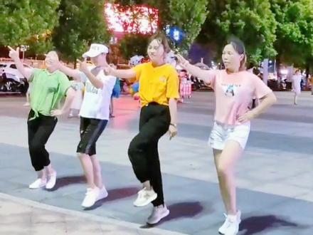 #全民热练计划 #白龙马32步广场舞 #喜欢跳舞的一起来 #姐妹组合 体恤女儿滴,裤子长裤现剪烂滴,帽子标配滴,舞蹈现学滴😂😂😂#跳得不好开心就好