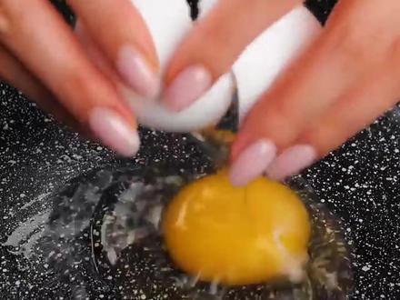 鸡蛋的神仙吃法,鸡蛋这么做好看又好吃#鸡蛋的神仙吃法 #美食推荐 #美食 #美味早餐 #摆盘教程 #美食vlog #鸡蛋吃法