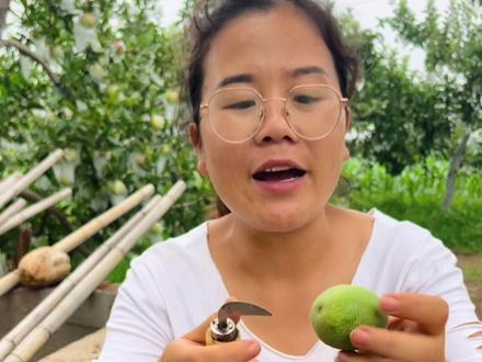 #优质农产品 #新鲜应季水果 #口感特别好价格实惠 #新鲜采摘 #青皮核桃 南方的朋友看过来,今天给大家介绍什么是青皮核桃,应该怎么吃,学会了,千万不敢说收到我家的核桃,说核桃没有熟。喜欢吃青皮核桃的朋友记得看完。