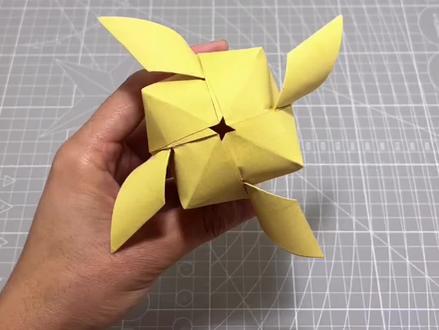 教你用一张正方形纸折一个好玩的旋转飞行器#亲子手工#幼儿手工#自制玩具#折纸