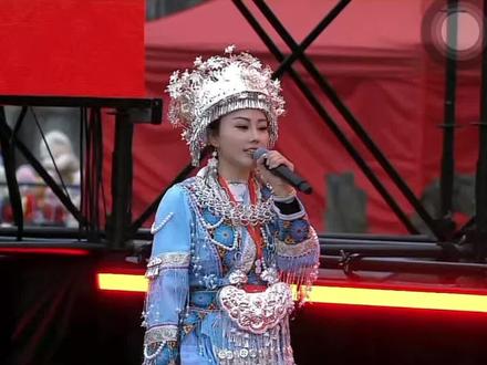 @遵义阿冷618 恭喜小阿冷成功晋级!一开口就被你那富有磁性的声音深深吸引,干净通透又充满情感,台风更是稳健大气,举手投足间都散发着自信与魅力气歌词字字珠玑,句句入心,仿佛唱进了我们每个人的心里,让人产生了强烈的共鸣。实至名归!期待你在下一轮比赛中带来更精彩的表现,继续发光发热!!#阿朱大舞台 #上热门🔥