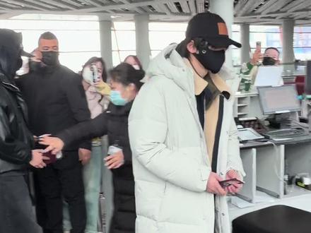 除了真源都穿的好厚😂#时代少年团 北京✈️俄罗斯