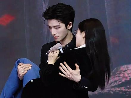 不同男星公主抱差距能有多大?王星越白鹿男友力拉满,张凌赫王楚然氛围感封神,陈伟霆直接画风突变#白鹿 #王星越 #张凌赫 #影娱热点团 #内容启发搜索