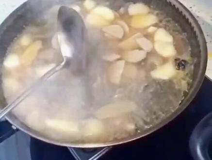 家庭版山药炖蛾子,欢迎友友们点赞评论,谢谢!