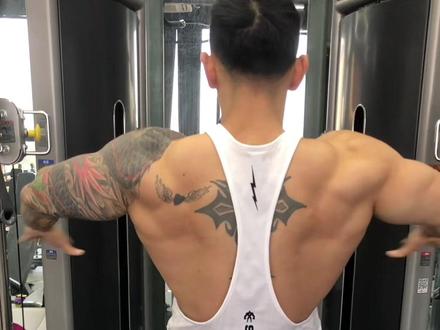 背部训练一定不要忘记引体向上#easy #背阔肌