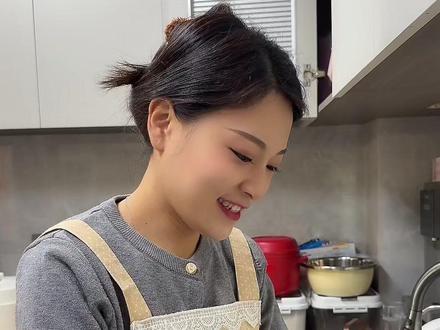 一个周末又给我过胖了,昨天回渭南吃包子、扯面、豆腐菜撑的今天脸都肿了,一大早煎饼到了还是迫不及待的赶紧做了姜妍同款杂粮菜煎饼,太好吃啦,表皮趁热吃脆脆的。半盆菜,6个煎饼,吃光光哈哈哈#早餐吃什么 #我的厨房日记 #懒人美食