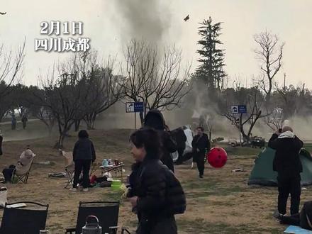 2月1日,四川成都非遗博览园出现“龙卷风”,现场人们异常兴奋,纷纷用手机记录。目击者:有成年人被卷入然后摔出去了,持续时间大概三分钟。(编辑:琳琳)投稿邮箱:3882124142@qq.com;更多视频点击关注@中安在线