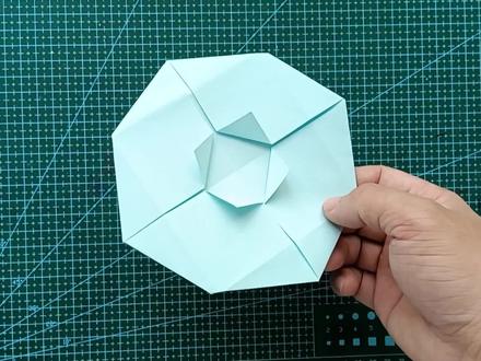 一张正方形折纸如何叠一个简单好玩飞盘,#折纸飞镖 #萌知计划 #折纸教程 #手工折纸 @抖音青少年