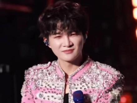 不再依赖哥哥算长大吗?周深:算哥哥不够努力!#周深 #周深大眼音乐节 #周深重庆演唱会 @卡布叻_周深
