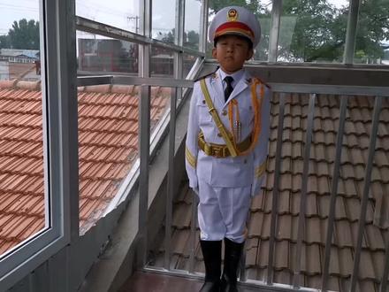 7岁小伙穿上海军礼宾服真帅