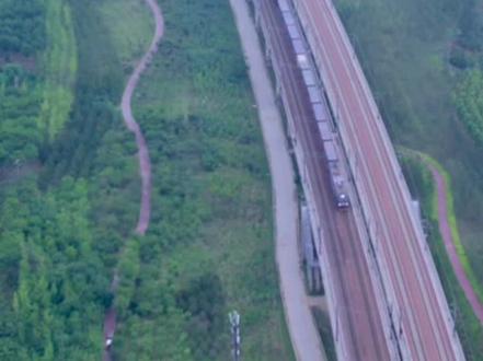 郑州黄河铁路大桥,是上世纪60代初,在黄河上修建的,纯钢结构跨黄河铁路桥,此桥是京广铁路,南北大动脉重要的桥梁之一,#航拍 #郑州#京广铁路#黄河铁路大桥#心动三亚 @你好三亚