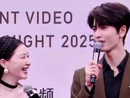 张凌赫喊话周柯宇怎么不来 是最好的赫丽摸金宇 #赫丽摸金宇 #张凌赫 #周柯宇#刘宇宁 #星光大赏红毯