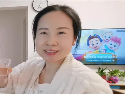 82年,离异没有再婚没有孩子,三八妇女节自己给自己仪式感。在这个特殊的日子里,不允许自己羡慕任何人。没人送礼物,自己送自己,做不了别人心尖上的人,就做自己的女王。#记录真实生活#我的生活日记 #三八女神节 #三八妇女节