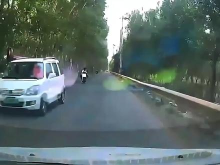 三轮车逆行撞豪车还骂人