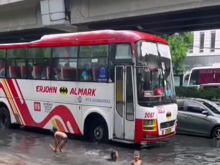 菲律宾首都马尼拉雨天过后的奇景、所以你知道生活在中国的人有多幸福,世界最穷的贫民窟也是在菲律宾。在马路边玩水的小孩就是出自贫民窟,有多么的危险国际不分对错但求平平安安#大数据让我们相遇 #静心看世界