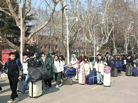 2025-2026学年度期末考试结束,正式开始寒假生活
假期安全温馨提示
各位家长好!现将学生寒假放假安排及安全注意事项告知大家,恳请家长配合做好孩子的假期监护与安全教育工作:
本次寒假放假时间为2026年1月24日中午,开学返校时间为3月7日上午10-12点,请提醒孩子按时返校,切勿迟到。
假期期间重点做好以下安全事项:
1. 居家注意用电安全,规范使用电器,远离老化线路、大功率违规电器,做到人走电断;
2. 做好居家防火,不玩火、不随意摆弄火种,熟悉家庭消防逃生路线;
3. 孩子外出时,务必做好出行规划,叮嘱其注意人身安全,不前往偏僻场所,与陌生人保持距离,遵守交通规则;
4. 燃放烟花爆竹需严格遵守当地规定,仅在指定区域燃放,做好防护,避免意外受伤。
假期请家长多陪伴孩子,合理安排作息与出行,祝各位家长和孩子度过一个安全、愉快的寒假!#放寒假后的真实状态 #校园生活 #职教高考 #职业高中的日常 #寒假快乐