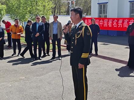 耿为华深情演唱小白杨,慰问一线战友!