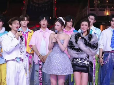 瑶瑶终于在龙队那正面跳舞了 @龙浩天🐲 (4.10中午12点生日庆) 生日快乐 🎂早日抱得美人归嘿嘿