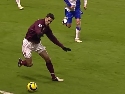 谁敢横刀立马,唯我范大将军:范佩西! #足球 #足球的魅力