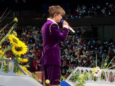 “爷爷出门了 有点远 我走完一生就能见面了”今年在鸟巢最喜欢的一首歌😭#张杰 #live #张杰演唱会