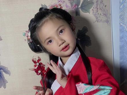 #短发汉服编发教程 #汉服发型教程 出一个女童汉服发型教程,超级短头发也能做。短发长发都可以做的发型,长发更好,把后面头发处理好即可!