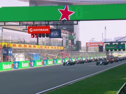 🎯 2026 F1 中国大奖赛 冲刺赛战报 📍上海国际赛车场 | 北京时间 2026.03.14 11:00-11:30
🏁 TOP3 速报
1️⃣ 拉塞尔(梅赛德斯)19圈完赛 冲刺赛夺冠
2️⃣ 勒克莱尔(法拉利)+4.2s 斩获亚军
3️⃣ 汉密尔顿(法拉利)+5.8s 位列季军
⚠️ 核心焦点
✅ 拉塞尔杆位发车全程领跑,稳夺2026赛季首个冲刺赛冠军
✅ 第13圈霍肯伯格赛车故障退赛触发安全车,各车队趁机进站换胎
✅ 安东内利因违规被罚10秒,名次从第二跌至第五
✅ 汉密尔顿在第18圈超越诺里斯,重新夺回季军位置
✅ 维斯塔潘仅列第九,红牛车队新车适配问题凸显
✅ 林德布拉德、博塔斯因机械故障提前退赛,未完成比赛
⏱️ 赛道挑战
5.451公里"上"字形赛道,16个弯角+2段DRS区
安全车重启后赛道抓地力变化,对车手起步与超车技术提出严苛要求
🔜 后续看点
正赛排位赛:03月14日 15:00 打响📅
正赛:03月15日 15:00 2026赛季中国大奖赛正赛开启
🏆 核心看点:梅赛德斯能否延续统治力,法拉利、迈凯伦能否实现反超
#F12026中国大奖赛 #F1上海站 #拉塞尔冲刺赛夺冠 #F1新规元年