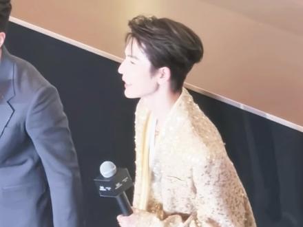 颤抖的镜头
是我呼之欲出的心跳
#张凌赫 #追觅 #苏州中心