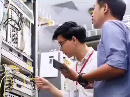 上海爱谱华顿电子科技(集团)有限公司,是中国信息化传输与弱电智能领域解决方案提供商,专业从事电线电缆、视频监控、综合布线、数据中心与楼宇自控五大领域的研发、制造、销售和服务,致力于为工业、能源、电力、交通和建筑行业用户提供先进技术与优质产品。市场网络广泛分布于中国21个省、4个自治区、4个直辖市的各主要大(中)城市,拥有3大生产基地、8大仓储中心、90余家销售分支机构、近4000名员工,系国内(本行业)规模较大的产品直销体系之一。
爱谱华顿,您身边的信息化传输专家。
爱谱华顿数据中心基于29年信息化传输与弱电智能领域的核心技术及工业互联网经验,融合人工智能、物联网、数字孪生、碳中和等前沿科技应用和理念。致力于将“数字化、场景化、智能化的智慧管理系统”融入数据中心应用场景,为政府、金融、工业、通信、交通、电力能源、建筑、教育、互联网等客户提供安全、可靠的数据中心解决方案,助力数字化转型。#智能化弱电工程 #安防监控 #综合布线 #专业从事#电线电缆、视频监控、综合布线、数据中心与楼宇自控