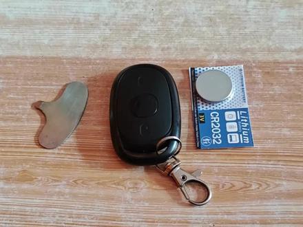 一镜到底,很简单。#电动自行车钥匙换电池 #电动自行车遥控器换电池 #抖人非遗联欢会 #分享生活小技巧