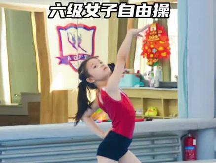 #Triple体操 | 2022全国体操等级通级比赛女子六级自由操
完整成套案例及要点解析🔍
成套动作视频素材均来自Triple小运动员的训练日常和练习赛随采,非官方示范,我们的孩子动作会有小瑕疵,视频不会为了完美呈现一遍遍拍摄或者不真实剪辑。但是他们已经非常非常优秀了!这也是大家不断进步的空间与动力,这个就是Triple体操学院为半专业的孩子们提供的训练成长平台,每个在学校努力学习的孩子,同时有机会在课余时间训练,并且让半专业运动与全日制学习完美融合相辅相成📷6级,不是普通人无法企及的高度,不是需要百分之两百完美才能通过,但达到六级的背后也是俱乐部教练家长孩子无数心血的结晶,需要无数细节的把控和优化~!为全国所有体校和俱乐部考级的孩子们加油!
#体操 #竞技体操 #体操考级