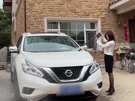 你身边有这种爱蹭东西的朋友吗?连狗都不放过