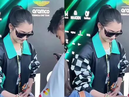 3月14日,关晓彤现身上海国际赛车场,以挥旗手身份为F1学院赛首回合正赛挥动发车旗。#关晓彤 #上海国际赛车场 #挥旗手