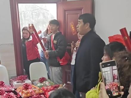 贵州订婚哪些事,订婚快乐百年好合 🎉订婚现场太热闹啦!满桌的水果礼盒超吸睛~🥳亲朋好友都来送祝福,幸福氛围直接拉满!✨快接住这份甜蜜暴击!